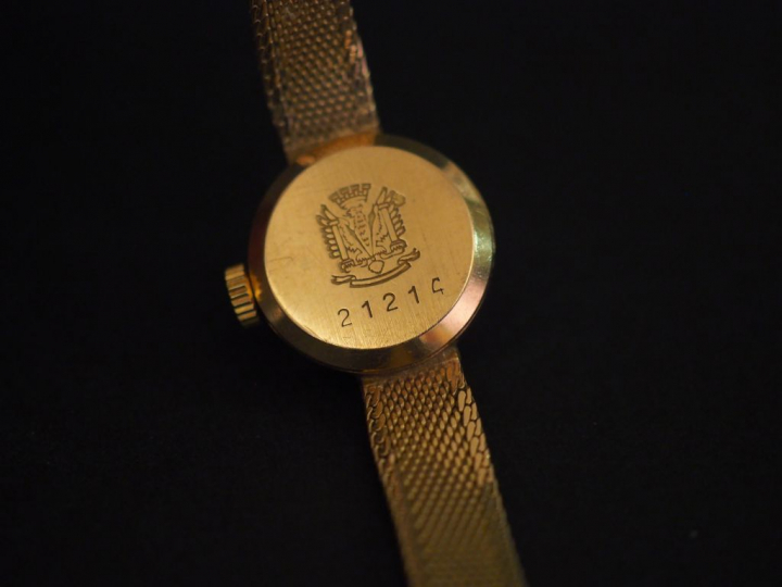 LIP Montre bracelet de dame, boitier et bracelet en or jaune. Cadran r