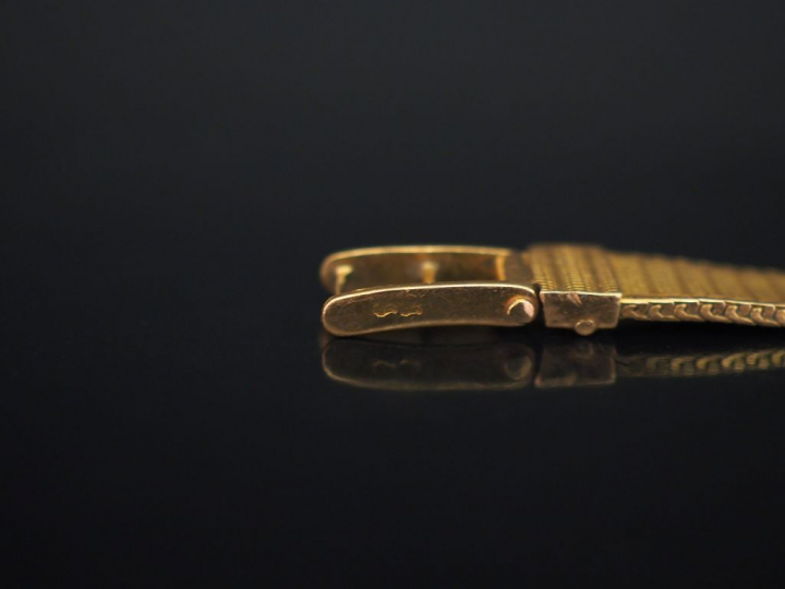 LIP Montre bracelet de dame, boitier et bracelet en or jaune. Cadran r