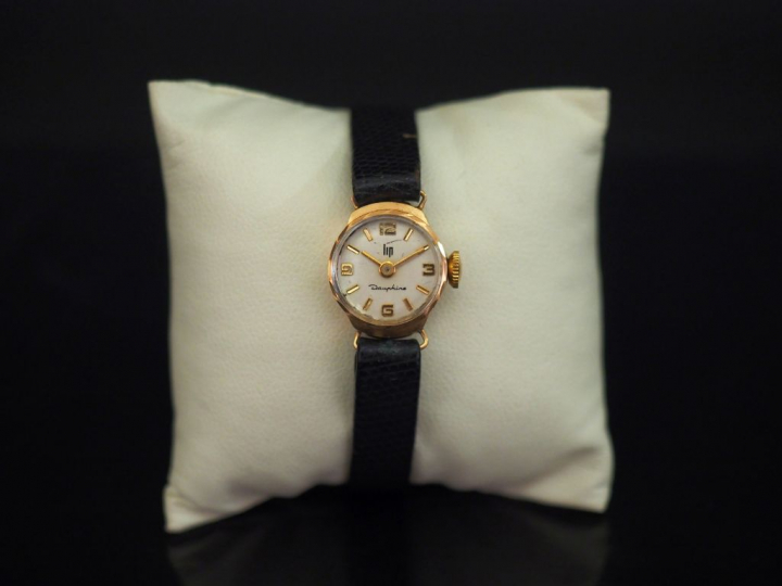 LIP, Dauphine Petite montre bracelet de dame, boitier en or jaune.  Ca