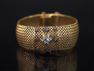 Vente aux enchères PAX Bracelet montre à secret en or jaune.  Cadran rond à index bâtons 