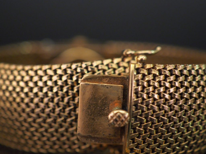 PAX Bracelet montre à secret en or jaune.  Cadran rond à index bâtons 