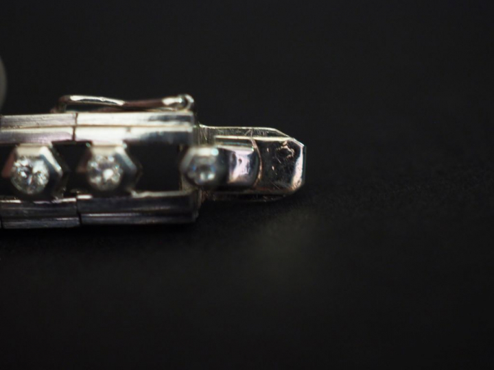 Montre de style Art déco en or blanc et diamants.  Boitier à pans coup