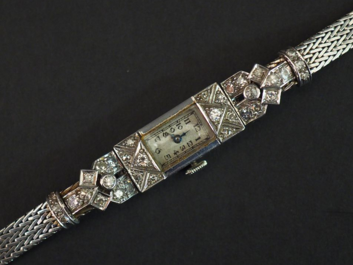 Montre de style Art déco en platine et or blanc, sertie de diamants.  