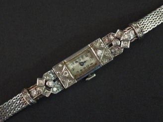 Vente aux enchères Montre de style Art déco en platine et or blanc, sertie de diamants.  
