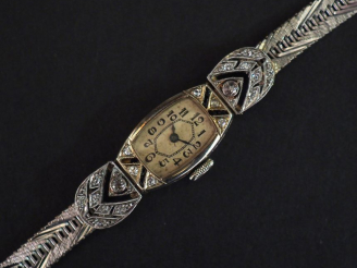 Vente aux enchères Bracelet montre de style Art déco, boitier et bracelet en or blanc.  B