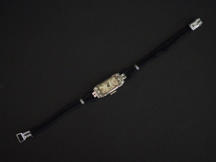 Montre de style Art déco, boitier en platine serti de six petits diama