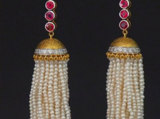 Vente aux enchères Paire de pendants d'oreilles en forme de pompons en or jaune, diamants