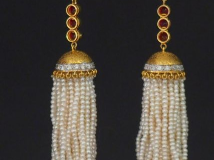 Paire de pendants d'oreilles en forme de pompons en or jaune, diamants