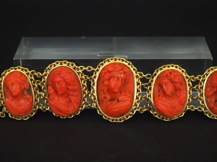 Important bracelet Napoléon III en or jaune, composé de cinq maillons 