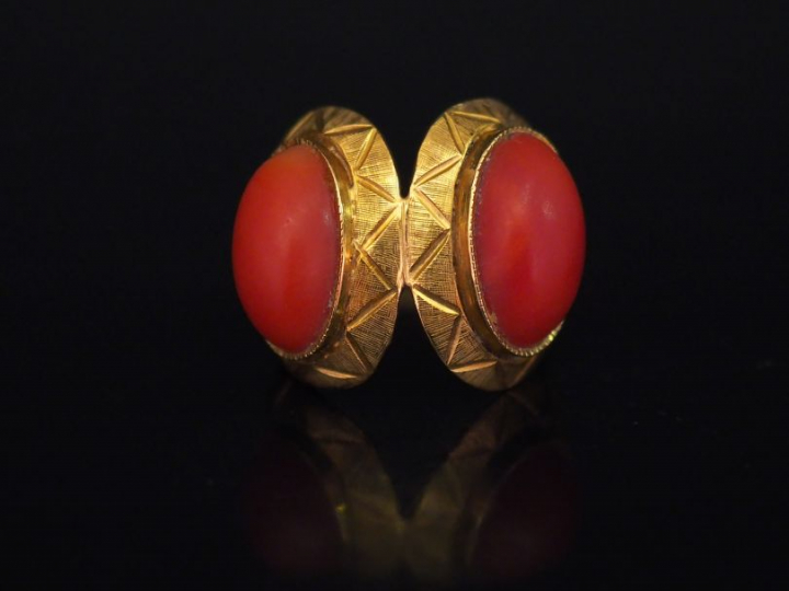 Bague Napoléon III en or jaune, formée de deux médaillons accolés sert