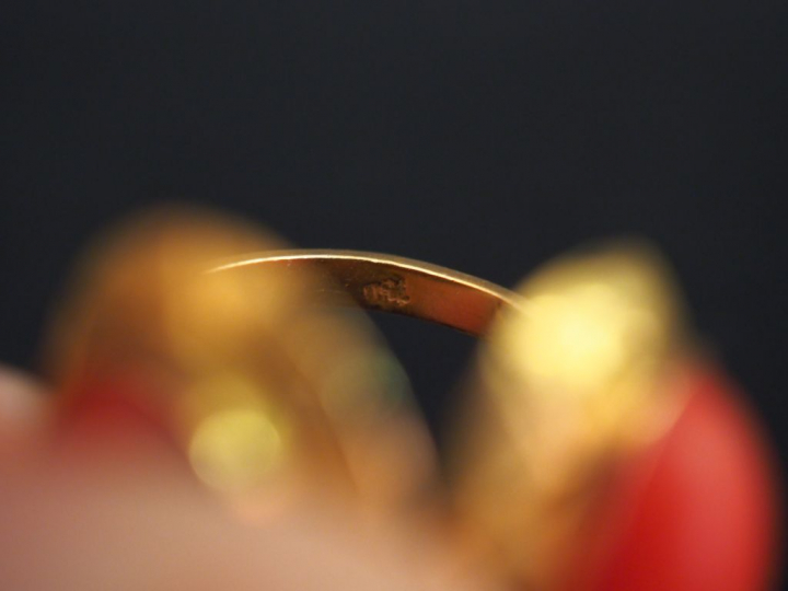 Bague Napoléon III en or jaune, formée de deux médaillons accolés sert