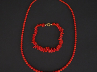 Vente aux enchères Ensemble comprenant :  - un collier de perles de corail disposées en c