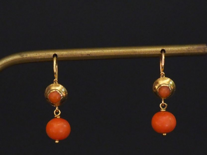 Paire de perce-oreilles Napoléon III en or jaune, sertis de corail en 