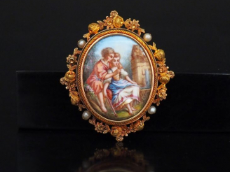 Vente aux enchères Broche de style Louis XVI en or jaune, sertie en son centre d'une mini