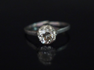 Vente aux enchères Bague solitaire en or blanc, sertie en son centre d'un diamant taille 