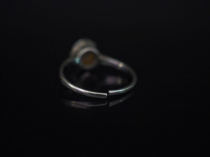 Bague solitaire en or blanc, sertie en son centre d'un diamant taille 