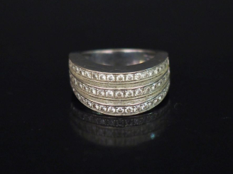 Vente aux enchères Bague de forme stylisée en or blanc, composée de trois anneaux accolés