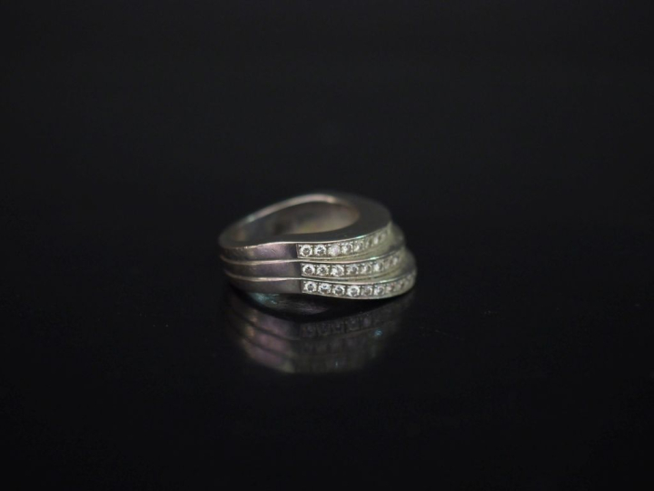 Bague de forme stylisée en or blanc, composée de trois anneaux accolés