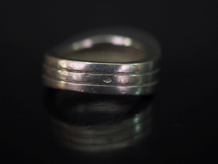 Bague de forme stylisée en or blanc, composée de trois anneaux accolés