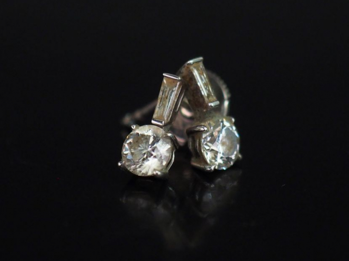 Paire de perces-oreilles en or blanc, sertis d'un diamant taille bague