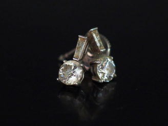 Vente aux enchères Paire de perces-oreilles en or blanc, sertis d'un diamant taille bague