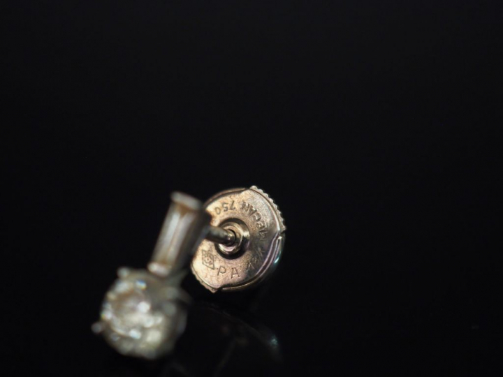 Paire de perces-oreilles en or blanc, sertis d'un diamant taille bague