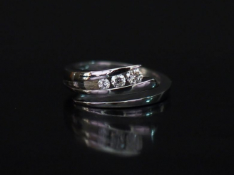 Vente aux enchères GAREL Bague "Trilogy" en or blanc, sertie d'une ligne de trois petits 