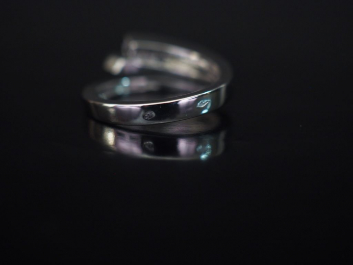 GAREL Bague "Trilogy" en or blanc, sertie d'une ligne de trois petits 