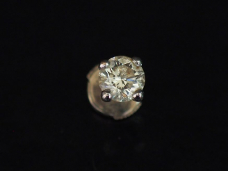 Vente aux enchères Puce d'oreille en or blanc, sertie en son centre d'un diamant de 0,5 c
