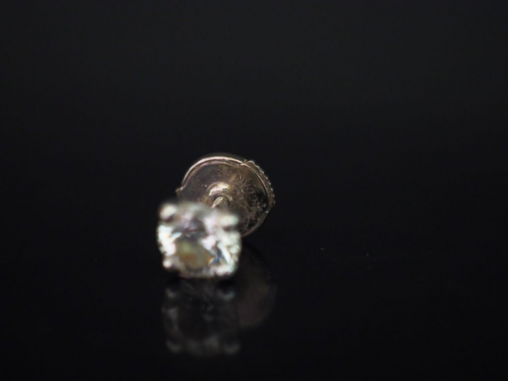 Puce d'oreille en or blanc, sertie en son centre d'un diamant de 0,5 c