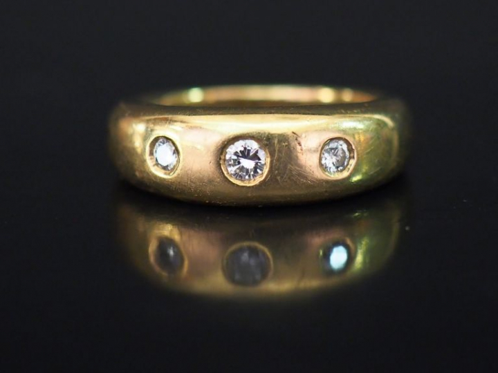 Bague jonc en or jaune, agrémentée de trois petits diamants sertis clo