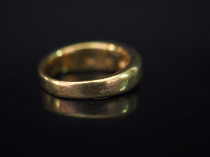 Bague jonc en or jaune, agrémentée de trois petits diamants sertis clo