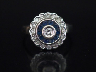 Vente aux enchères Bague ronde en or blanc, sertie en son centre d'un diamant entouré d'u