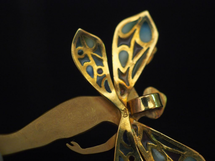 Pendentif de style Art Nouveau en or jaune, émail polychrome, diamants