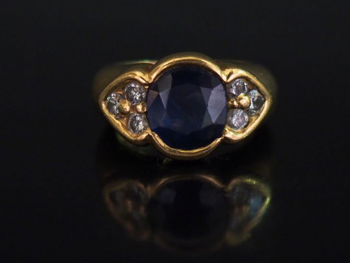 Bague en or jaune, sertie en son centre d'un saphir épaulé de six peti