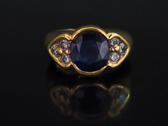 Vente aux enchères Bague en or jaune, sertie en son centre d'un saphir épaulé de six peti