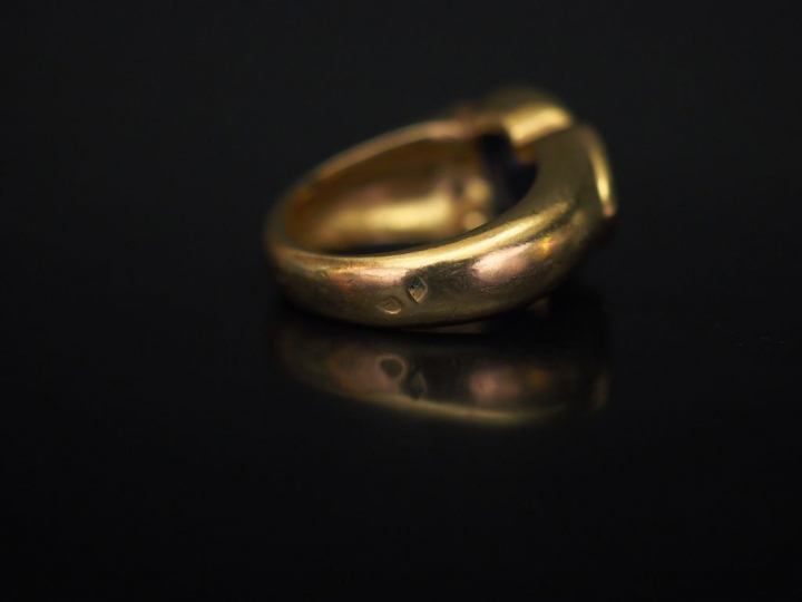 Bague en or jaune, sertie en son centre d'un saphir épaulé de six peti