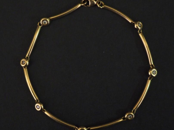 Bracelet en or jaune, composé de maillons de forme cylindrique alterné