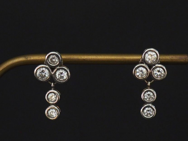 Paire de perces-oreilles en or blanc, sertis de cinq diamants dont deu