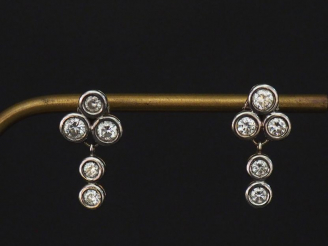 Vente aux enchères Paire de perces-oreilles en or blanc, sertis de cinq diamants dont deu