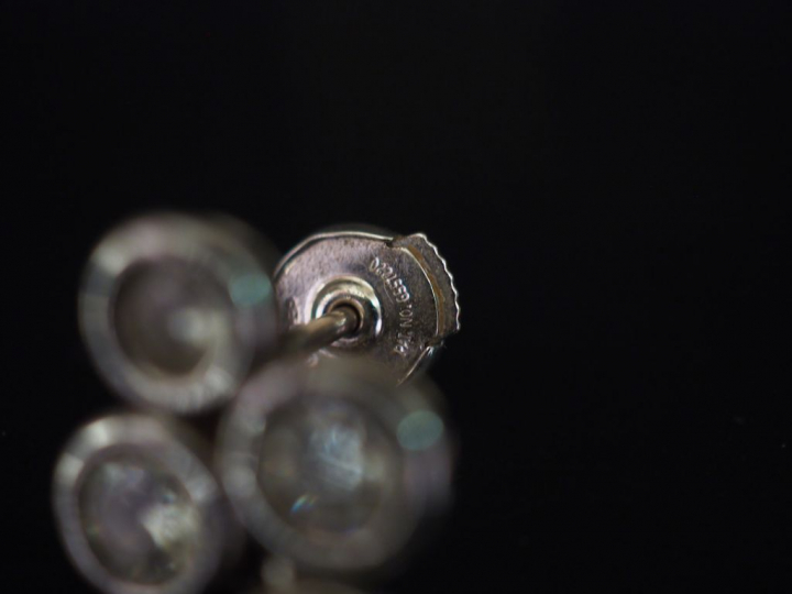 Paire de perces-oreilles en or blanc, sertis de cinq diamants dont deu