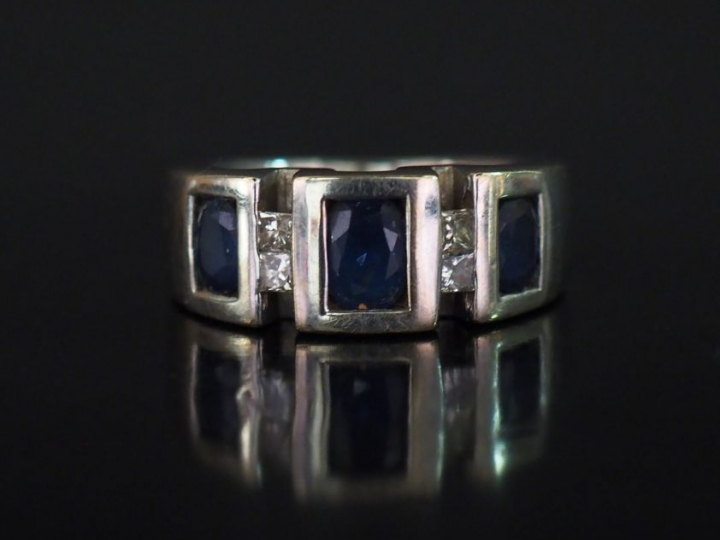 Bague moderne en or blanc, sertie de trois saphirs et quatre petits di