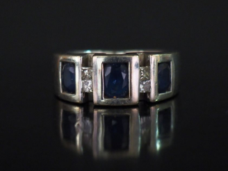 Vente aux enchères Bague moderne en or blanc, sertie de trois saphirs et quatre petits di