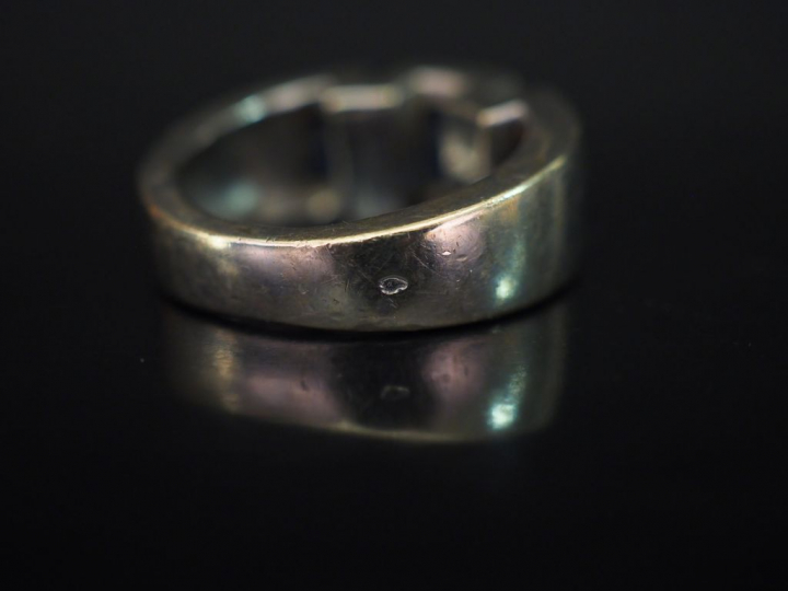 Bague moderne en or blanc, sertie de trois saphirs et quatre petits di