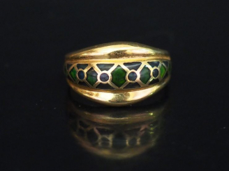 Vente aux enchères Petite bague dôme en or jaune et émail vert et bleu, à décor de motifs