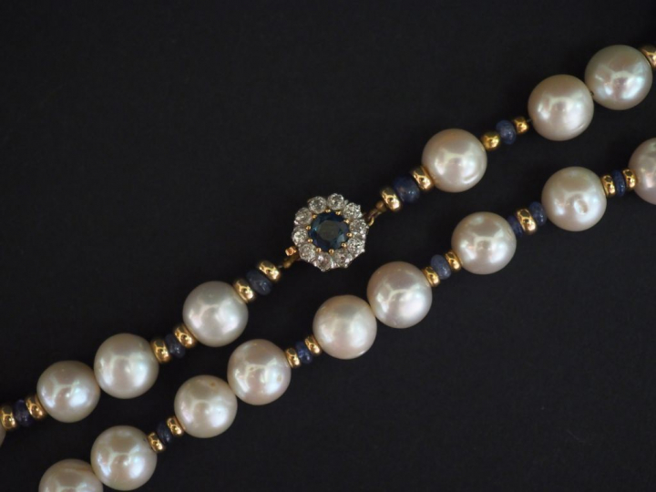 Collier de perles blanches, bleues et or alternées.  Joli fermoir en o