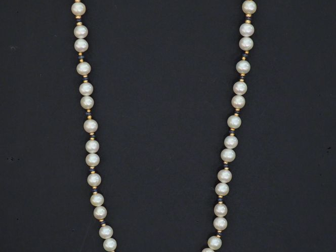 Collier de perles blanches, bleues et or alternées.  Joli fermoir en o