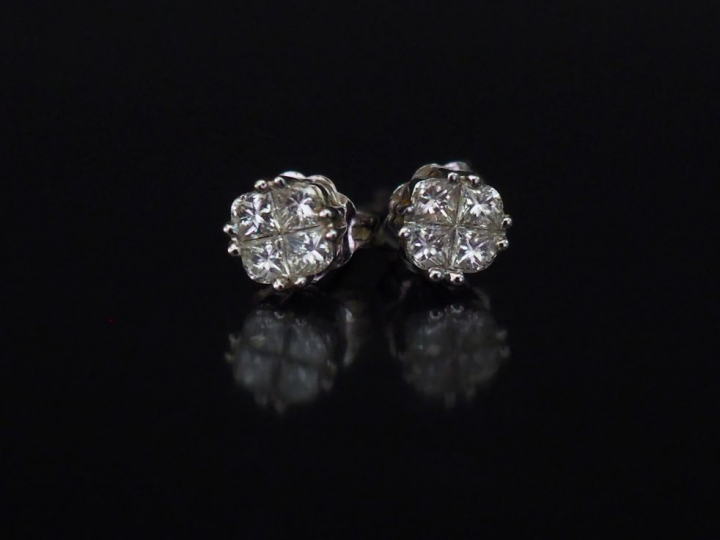 Paire de puces d'oreilles en or blanc, serties de quatre petits diaman