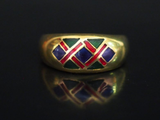 Vente aux enchères Bague jonc en or jaune et émail polychrome, à décor de motifs géométri