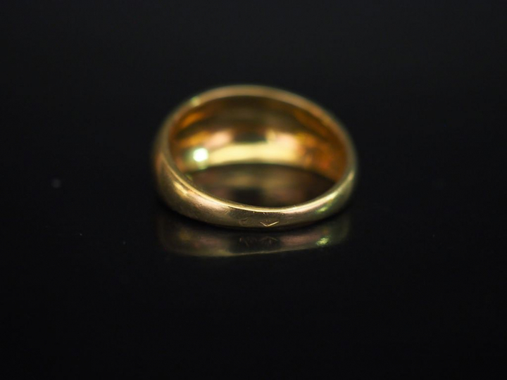 Bague jonc en or jaune et émail polychrome, à décor de motifs géométri